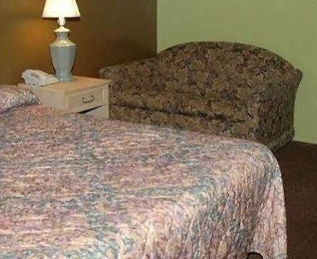 Bradford Inn & Suites Midland Bagian luar foto