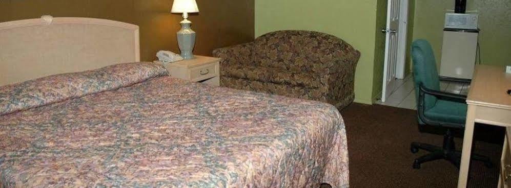 Bradford Inn & Suites Midland Bagian luar foto